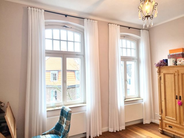 Gardinen und Vorhänge in Münster nach Maß, Ambientebild dient zur Veranschaulichung. ES ist ein Schlafzimmer Nya Nordiska mit Interstil Vorhangsstange.